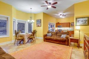 Χώρος καθιστικού στο Scenic Studio with Dock Access in Fayetteville!