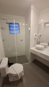 カンピーナスにあるHotel PrimeInnのトイレと洗面台を備えた白いバスルーム