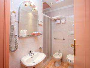 A bathroom at Hotel Sileoni Dépendance Villa Antonio