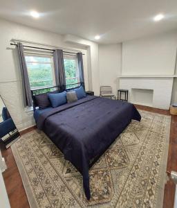 Ένα ή περισσότερα κρεβάτια σε δωμάτιο στο Victorian Mansion Unit 2
