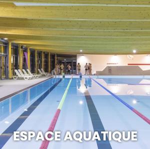 Bazén v ubytování Duplex 6 personnes, vue panoramique sur lac nebo v jeho okolí