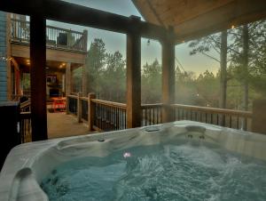 Fotografie z fotogalerie ubytování Lux Hochatown Cabin! 5 minutes to town-Hot Tub-Fire Pit-Game Room-Mtn Views v destinaci Broken Bow
