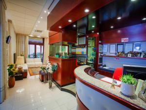 A television and/or entertainment centre at Hotel Sileoni Dépendance Villa Antonio