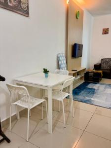 Posezení v ubytování Private Studio Viana Court Service Apartment 4 with private parking + 7 fotografií