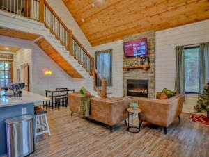 Posezení v ubytování Lux Hochatown Cabin! 5 minutes to town-Hot Tub-Fire Pit-Game Room-Mtn Views