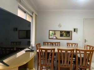 Μια τηλεόραση ή/και κέντρο ψυχαγωγίας στο Apartamento 50 metros do Mar