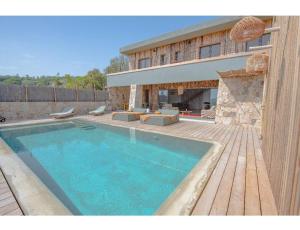 Bazén v ubytování NOUVEAUTE! Magnifique villa à 2 minutes des plus belles plages de la rive sud nebo v jeho okolí