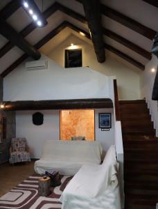 ein Zimmer mit zwei Betten und einer Treppe in der Unterkunft Villa Cuenca in Yecla + 42 Fotos