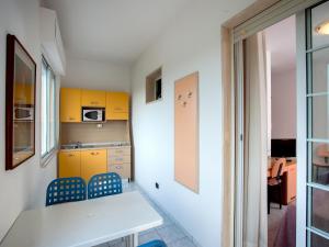 A television and/or entertainment centre at Hotel Sileoni Dépendance Villa Antonio