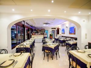 A restaurant or other place to eat at Hotel Sileoni Dépendance Villa Antonio