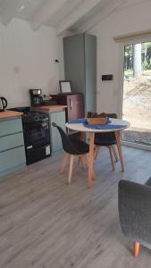 eine Küche mit einem Tisch, auf dem ein Kuchen steht in der Unterkunft Casa ZenPine in San Martín de los Andes + 15 Fotos