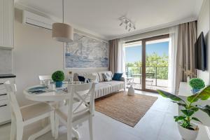 Posezení v ubytování Bulvar Premium with Parking by Lion Apartments + 35 fotografií