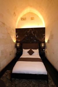 a bedroom with a large bed in a room at HSVHN Hotel Hışvahan in Gaziantep