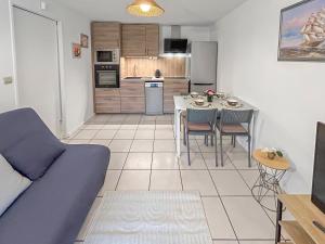 a living room and kitchen with a table and chairs at Grande terrasse privée à 5min de la Plage à pied in Villers-sur-Mer