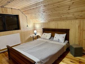 Ένα ή περισσότερα κρεβάτια σε δωμάτιο στο Cozy Wooden House in Kiket'i კიკეთი