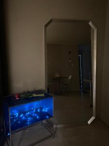 a blue fish tank in a room with a mirror at 스테이 휴가 의정부점 in Uijeongbu