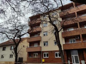 un condominio con alberi di fronte di Apartman N&L a Sombor