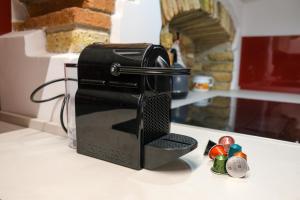 Coffee and tea making facilities at Ca' Gremal - Casa vacanze tra le colline del Garda - Calmasino di Bardolino