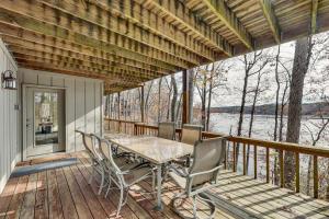 Un patio con una mesa y sillas en una terraza. en Lakefront Hot Springs Village Home with Private Dock, en Hot Springs Village