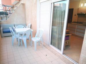 ein Zimmer mit Tisch und Stühlen und einem Balkon in der Unterkunft APPART Piscine au bord de la mer à Chott Meriem in Port El-Kantaoui + 3 Fotos