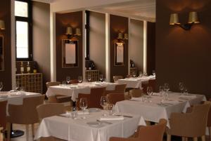 a dining room with white tables and chairs at Longroiva Hotel Rural in Longroiva