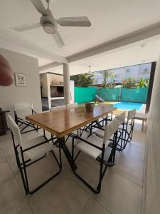 una sala da pranzo con tavolo e sedie in legno di Casa ALI, cuenta con 4 camas individuales y una cama matrimonial, capacidad máxima 6 personas a Yerba Buena