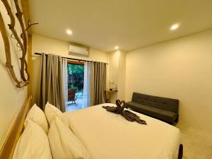 Gallery image of Sunny Cove Beach Resort Koh Phayam in Ko Phayam +95 photos