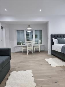 ein Wohnzimmer mit Sofa und Tisch in der Unterkunft Studio Furnica Sinaia in Sinaia