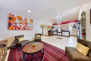 a living room with a table and chairs at Best Western Fallon Inn & Suites in Fallon