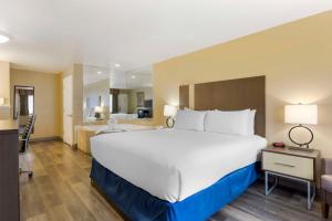 a large bedroom with a large bed and a bathroom at Best Western Fallon Inn & Suites in Fallon