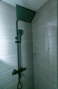 Aster Luxury Apt close to Airport & Mall with Rooftop pool & gym的一间浴室