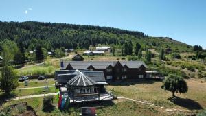 eine Luftansicht eines Hauses in einem Berg in der Unterkunft El Refugio in Aluminé + 12 Fotos