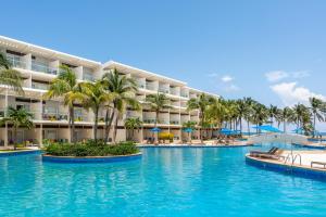 プエルト・モレロスにあるIberostar Selection Riviera Cancun - All Inclusiveのプールからリゾートの景色を望めます。