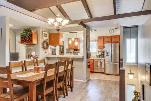 Η κουζίνα ή μικρή κουζίνα στο 5 Mi to Lake Access Incline Village Condo with Deck