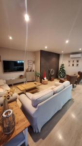 TV a/nebo společenská místnost v ubytování Ático Dúplex Baladrar Gran Terraza 8Km Playa Dénia-Oliva Nova Golf -IDEAL Familias y Grupos