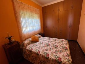 a bedroom with a bed and a dresser and cabinets at Casa Rural Los Tilos Betancor in Moya