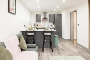 プレストンにあるComfortable Apartment in desirable area of Prestonのソファとキッチンのあるリビングルーム +38枚の写真