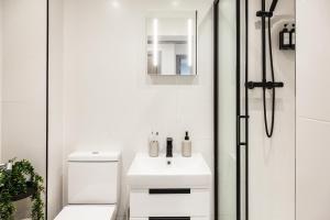 プレストンにあるComfortable Apartment in desirable area of Prestonの洗面台とシャワー付きの白いバスルーム