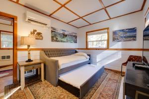 Afbeelding uit fotogalerij van Grill and Beach Access Cabin in Tahoe Vista! in Tahoe Vista