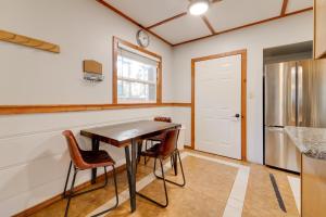 Afbeelding uit fotogalerij van Grill and Beach Access Cabin in Tahoe Vista! in Tahoe Vista +16 foto's