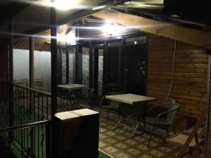 Rõdu või terrass majutusasutuses The Sindh Hostel Tbilisi