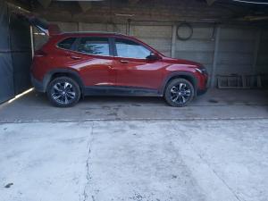 un coche rojo cruzado estacionado en un garaje en Casablanca, en La Adela