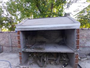 un horno de ladrillo con un banco en su interior en Casablanca, en La Adela