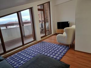 TV a/nebo společenská místnost v ubytování Belvedere private apartment 1-bedroom with balcony