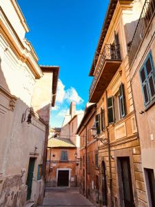een steegje tussen twee gebouwen in een oude stad bij Super Galleria in Tuscania