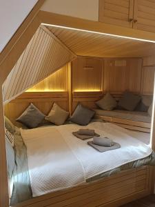 Uma cama ou camas num quarto em Forest Nest Divčibare