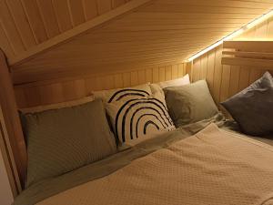Uma cama ou camas num quarto em Forest Nest Divčibare