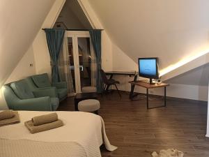 Uma área de estar em Forest Nest Divčibare