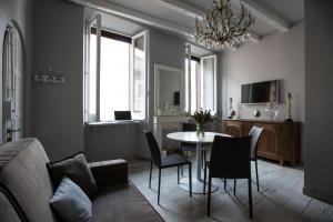 ローマにあるTrevi Luxury Maisonのリビングルーム(テーブル、椅子、シャンデリア付)