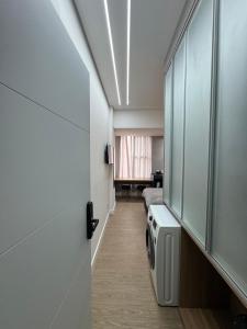 an office corridor with a door and a window at Studio no centro, confortável e prático in Florianópolis
